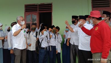 Bupati Batubara, Kadis Kesehata dan Kepala BIN Sumatera Utara saat memotivasi pelajar Mts Teladan Ujung Kubu, agar tidak takut untuk di Vaksin. (Doc FTR-/01)