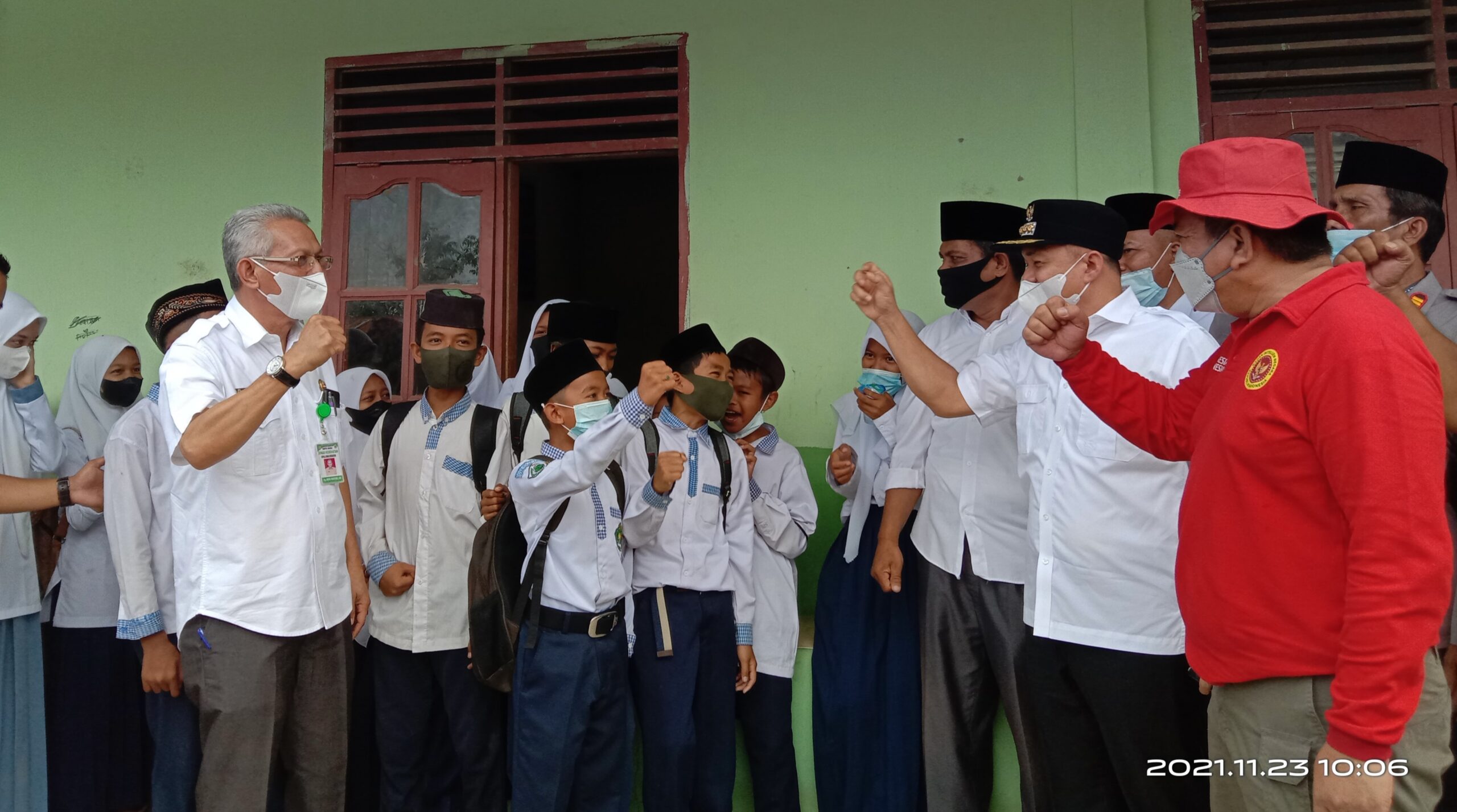 Bupati Batubara, Kadis Kesehata dan Kepala BIN Sumatera Utara saat memotivasi pelajar Mts Teladan Ujung Kubu, agar tidak takut untuk di Vaksin. (Doc FTR-/01)