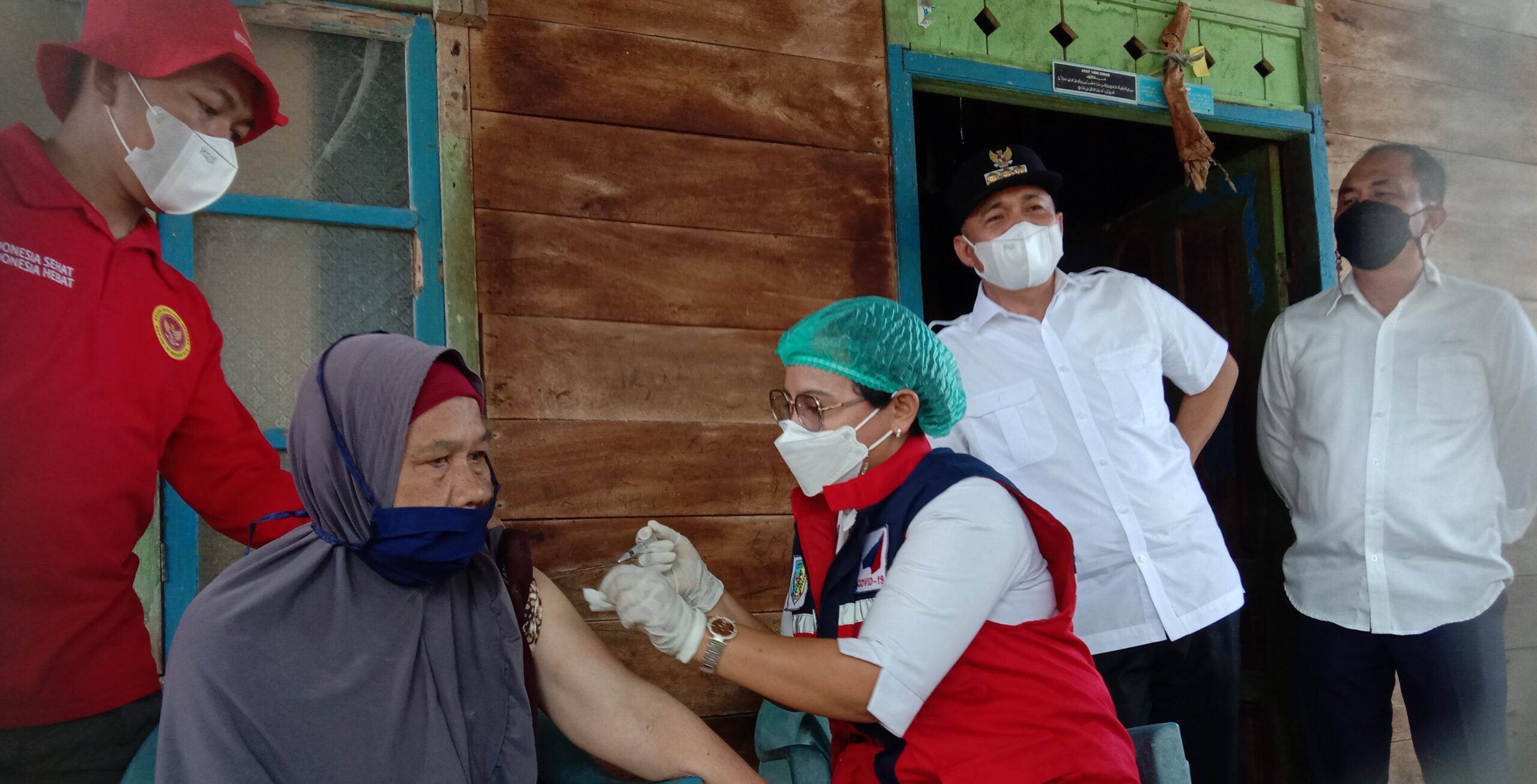 Teks foto: Salah seorang lansia warga Desa Ujung Kubu Kecamatan Nibung Hangus saat akan di vaksin secara door to door program BIN Daerah Sumut . (Doc FTR-/01)