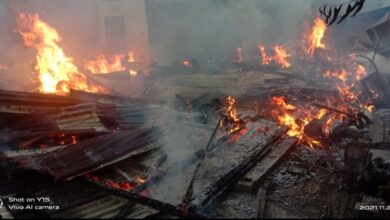 Kobaran api yang mulai dipadamkan hingga menggerogoti 2 unit rumah milik warga di Desa Kampung Lalang Kecamatan Tanjung Tiram.