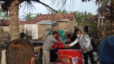 Kepala Dinas Sosial Riyadi didampingi BK3S Batuabara saat memberikan bantuan terhadap korban kebakaran di Kecamatan Tanjung Tiram.
