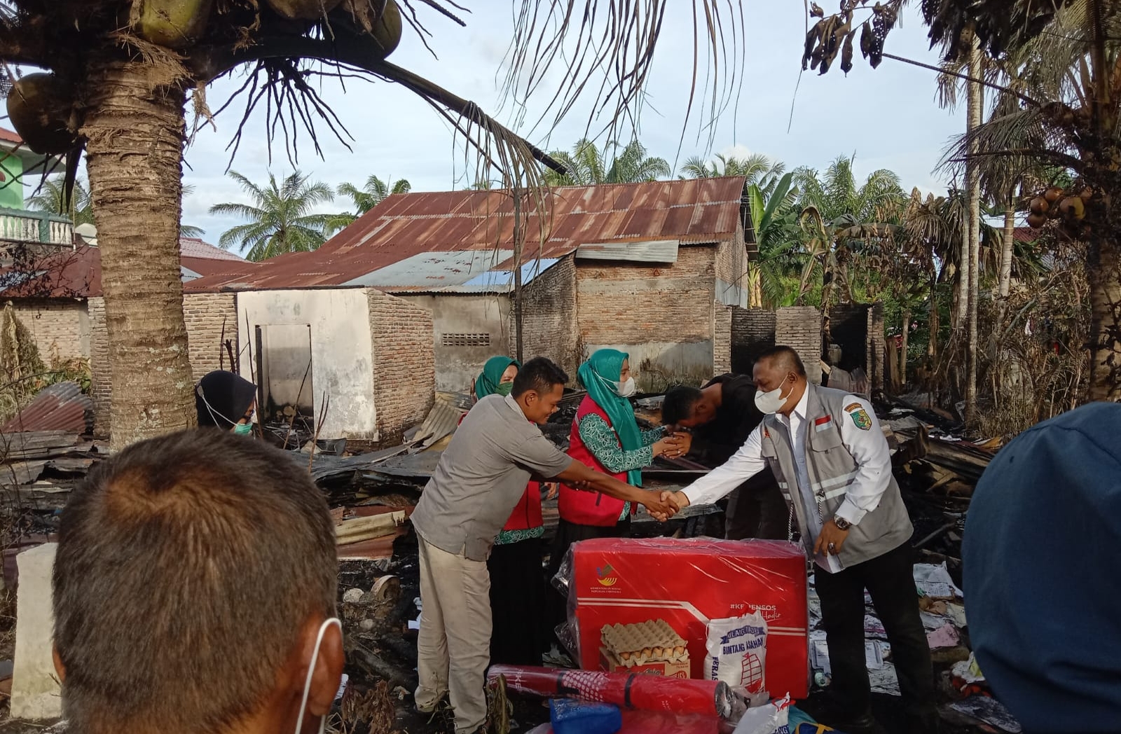 Kepala Dinas Sosial Riyadi didampingi BK3S Batuabara saat memberikan bantuan terhadap korban kebakaran di Kecamatan Tanjung Tiram.