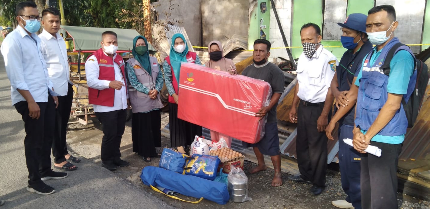 Penyaluran bantuan paket sembako dan kebutuhan sosial di Kecamatan Sei Balai (doc (FTR/01)
