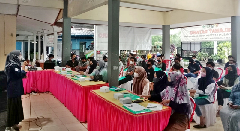 Niarotul Muharommah, dari Divisi Penyuluhan DPC LAN Banyuwangi saat menyampaikan materi dihadapan audiens 