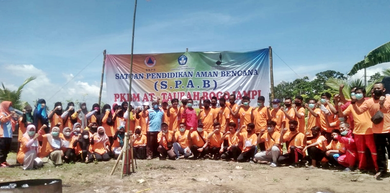 Peserta saat bersama instruktur dan tutor