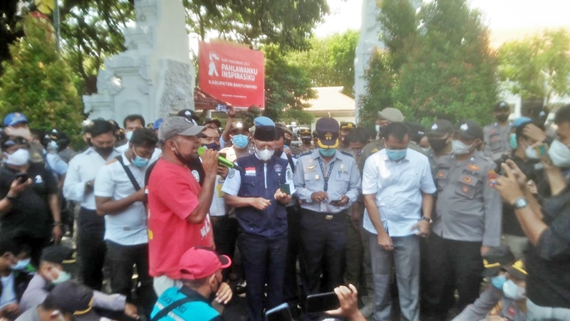 Plt. Kadishub Dwi Yanto, mewakili Bupati Banyuwangi saat menerima perwakilan sopir truk yang berdemo