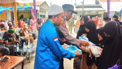 Ketua Umum ANKMI Jalaluddin saat memberikan santunan. (Doc; Ali/02)