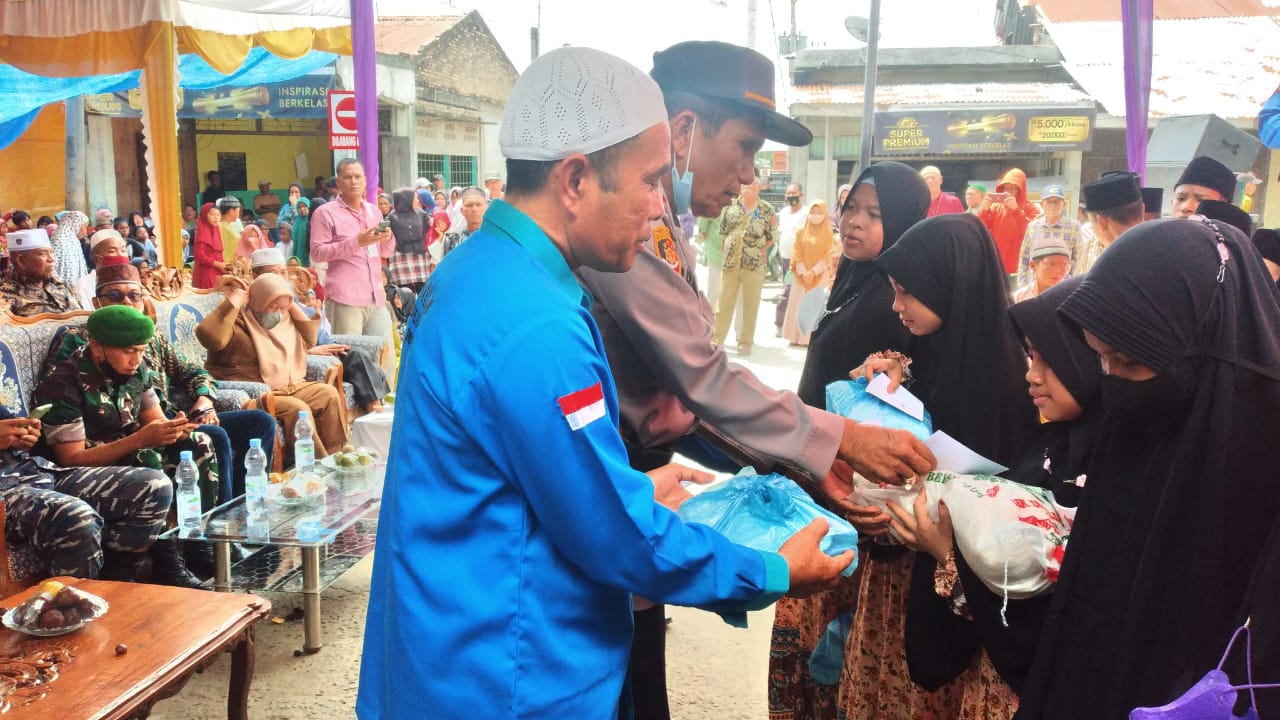 Ketua Umum ANKMI Jalaluddin saat memberikan santunan. (Doc; Ali/02)