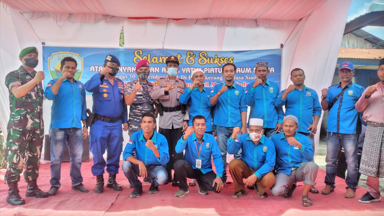 Teks foto: Pengurus ANKMI Kabupaten Batubara foto bersama Kapolsek Labuhan Ruku, Danramil dan Pol Airud Tanjung Tiram usai memberikan santunan. (Ali/02)