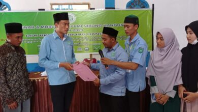Pimpinan Sidang Muscam DPK KNPI Nibung Hangus saat menyerahkan mandataris Ketua Umum Periodesasi 2021-2024 terhadap Ketua terpilih Fahrul Arrozi. (Doc; Redaksi)