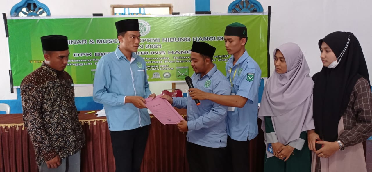 Pimpinan Sidang Muscam DPK KNPI Nibung Hangus saat menyerahkan mandataris Ketua Umum Periodesasi 2021-2024 terhadap Ketua terpilih Fahrul Arrozi. (Doc; Redaksi)