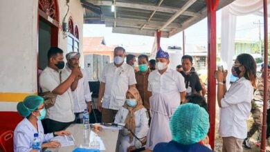 Bupati Batubara Ir Zahir, Wakil Ketua DPRD Syafrizal Ramli, Ketua DPC Gerindra Muhammad Rafik saat meninjau pelaksanaan Vaksinasi Massal. (Doc; FTR-01)