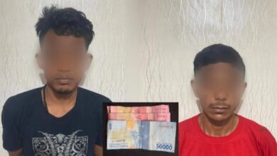 Tersangka AP (pembeli) dan M.S (pengedar) yang diamankan Satres Narkoba Polres Batubara dengan barang bukti paket kecil Narkotika jenis Sabu dan Uang Rp. 250.000 (doc; Ali/03)