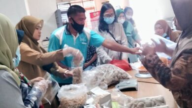 Peserta pelatihan saat berasa di Rumah Kemasan Kabupaten Batubara bersama pihak Dinas Perikanan.