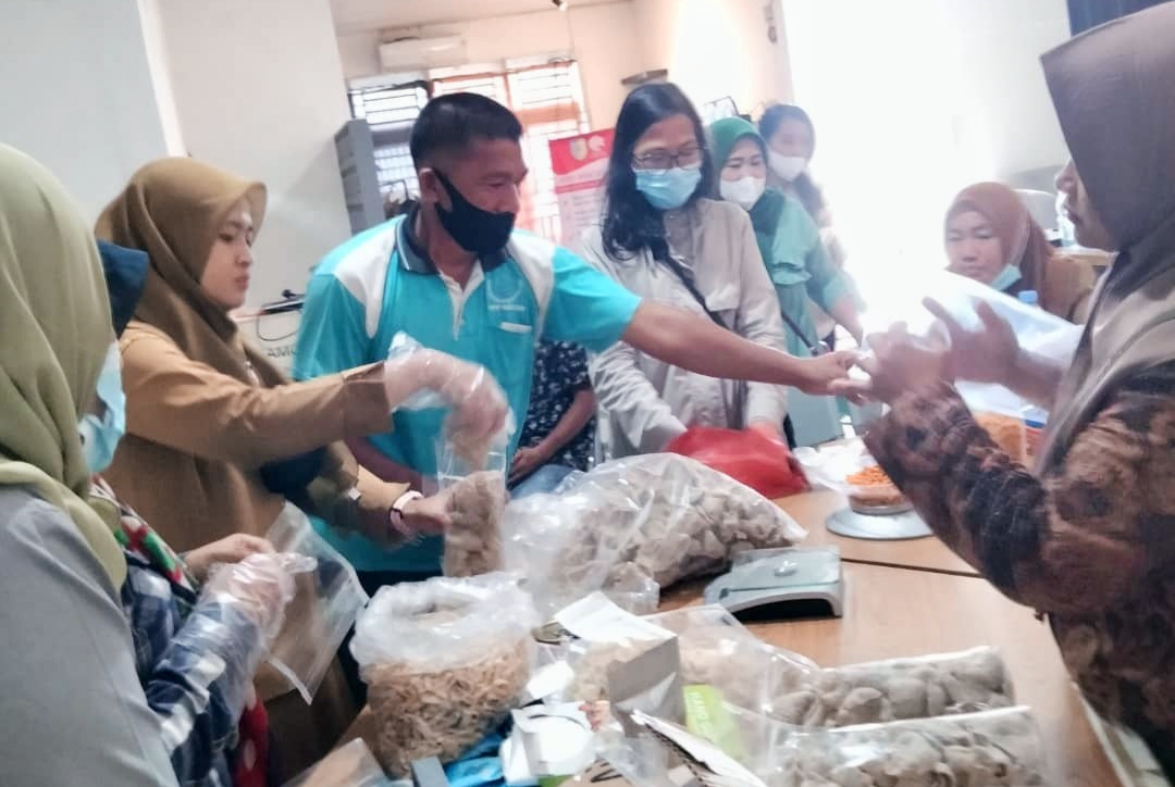 Peserta pelatihan saat berasa di Rumah Kemasan Kabupaten Batubara bersama pihak Dinas Perikanan.