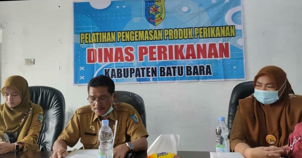 Kepala Dinas Perikanan Kabupaten Batubara Antoni Ritonga, SP didampingi Kepala Bidang dan Kepala Seksi Pengolahan Hasil Perikanan saat memberikan materi kepada peserta pelatihan.