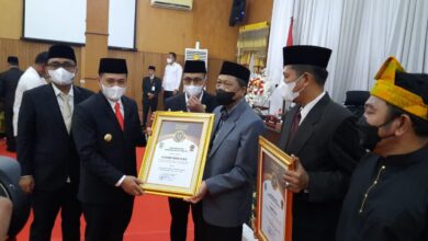 Bupati Batubara Ir. Zahir saat memberikan piagam kepada Mantan Ketua DPRD 2 periode H. Selamat Arifin Praktisi Partai Golkar Periode 2009-2014 dan Periode 2014-2019. (Doc; FTR-01)