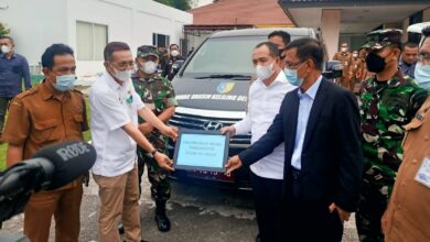 Bupati Batubara Ir. Zahir didampingi Kadis Kesehatan drg. Wahid saat menyerahkan 1 unit Ambulan dan peluncuran Mobil Vaksinator Door to Door.