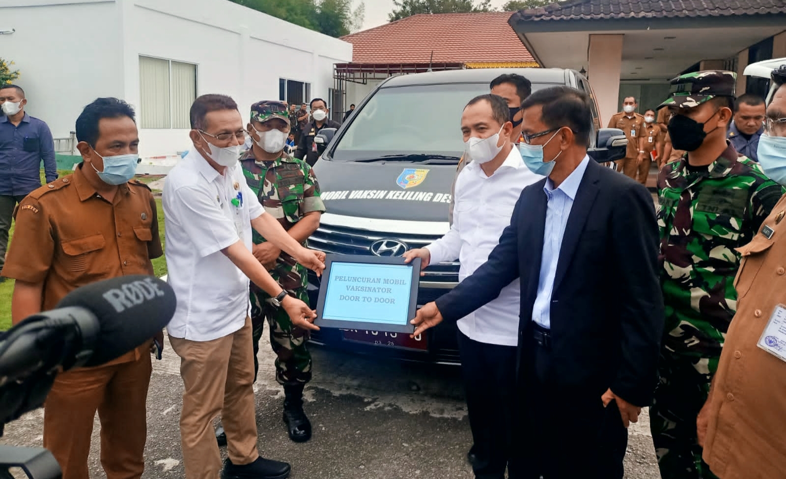 Bupati Batubara Ir. Zahir didampingi Kadis Kesehatan drg. Wahid saat menyerahkan 1 unit Ambulan dan peluncuran Mobil Vaksinator Door to Door.