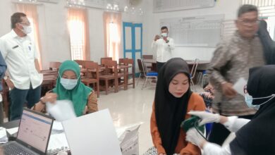 Kadis Kesehatan drg Wahid saat meninjau pelaksanaan Gebyar Vaksinasi Akhir Tahun di Balai Desa Suka Maju Kecamatan Tanjung Tiram. (Doc; FTR-01)