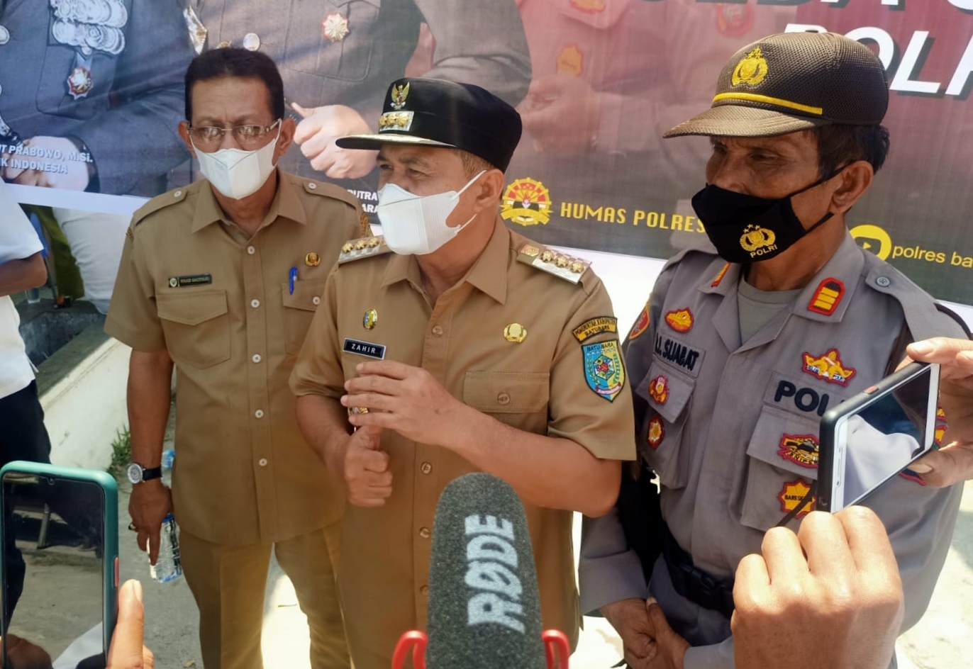 Bupati Batubara didampingi Kadis Kesehatan bersama Kapolsek Labuhan Ruku saat gebyar Vaksinasi massal sinergitas Polri dan Pemerintah Daerah. (Ist)