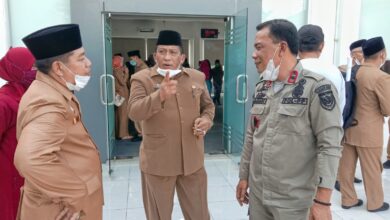KRT Hanafi saat berbincang bersama Kasat Pol PP Batubara usai dilantik di Rumdis Bupati. (Doc; FTR-01)