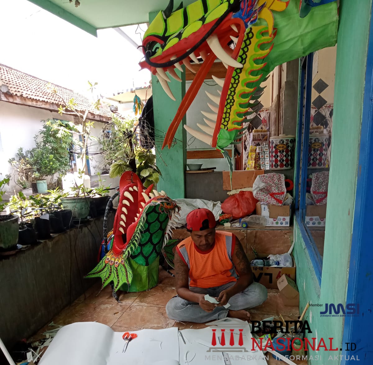 Remaja Probolinggo Saat Membuat Layang layang Naga