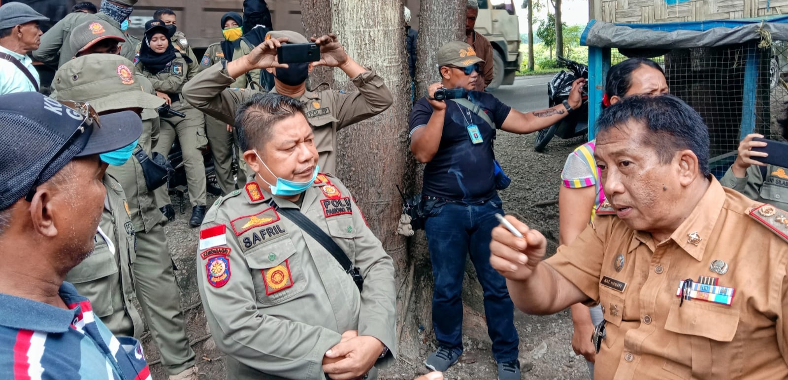 Teks foto KRT Hanafi sewaktu menjabat sebagai Camat Sei Balai saat penertiban disalah satu wisata di Kabupaten Batubara (Ist)