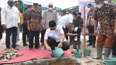 Ketua DPRD Batubara M. Syafi'i SH saat peletakan batu pertama pbanguna Mushollah Al-Hidayah Desa Simpang Gambus.