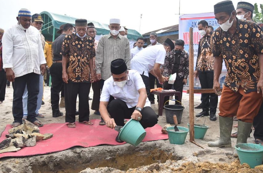 Ketua DPRD Batubara M. Syafi'i SH saat peletakan batu pertama pbanguna Mushollah Al-Hidayah Desa Simpang Gambus.