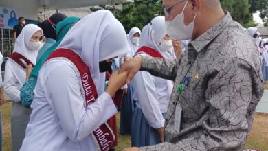 Kadis Kesehatan PPKb Kabupaten Batubara, drg. Wahid Khusyairi saat menyematkan terhadap salah seorang siswi sebagai Duta TTD (Tablet Tambah Darah). (Doc: Red-BB 01)