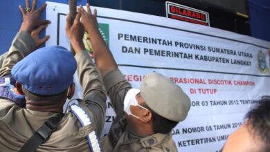 Petugas Satpol PP menyegel usaha diskotik Blue Star di Tanah Seribu, Desa Kwala Mencirim