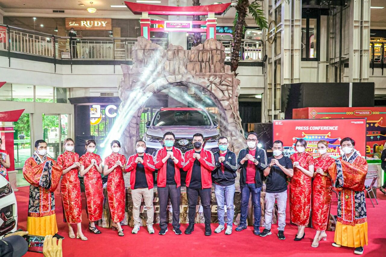 Caption Foto : Suasana gelaran Public Display bertajuk Lunar Fest yang digelar di atrium Mal Ratu Indah lalu. Gelaran public display Kalla Toyota baru saja berakhir, namun program spesialnya masih dapat pelanggan nikmati sepanjang bulan Februari 2022 ini.
