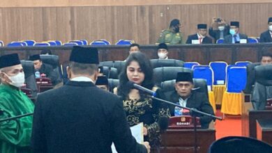 Teks foto: Rizky Aryetta saat dilantik dan pengucapan sumpah Pengganti Antar Waktu Anggota DPRD Kabupaten Batubara dari Fraksi Partai Golkar. (FTR/01)