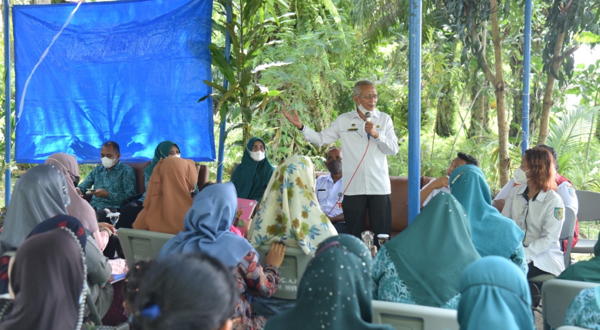 Kadis Kesehatan Batubara drg. Wahid saat memberikan materi pada kegiatan Kelas Ibu Hamil.