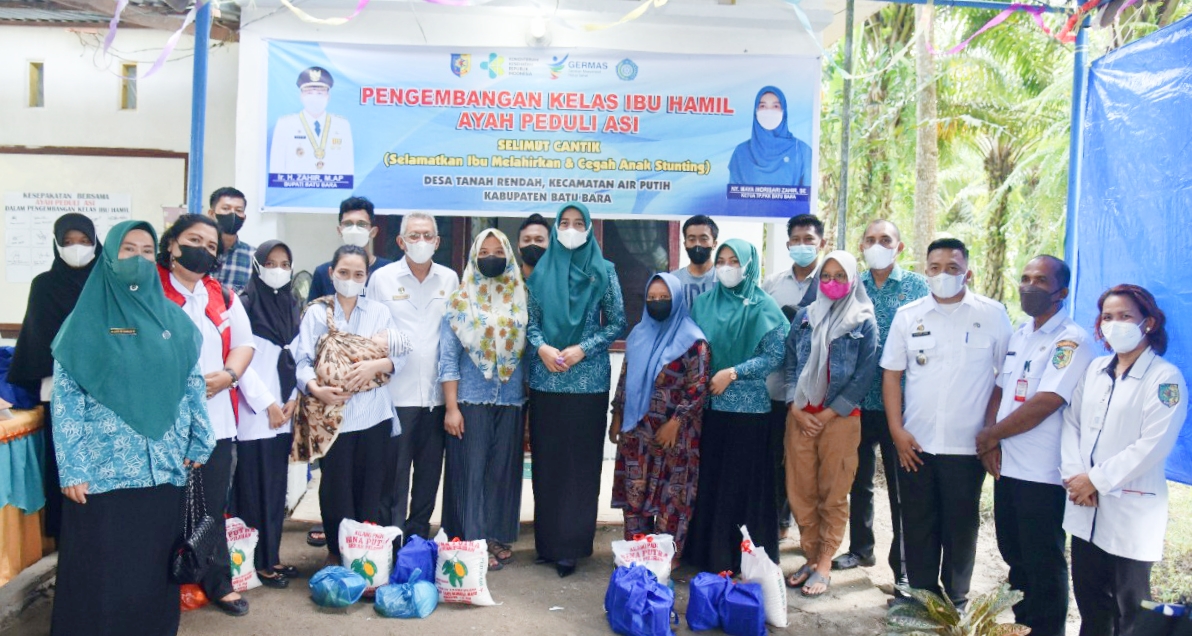 Teks foto: Ketua TP PKK didampingi Kadis Kesehatan bersama peserta Program Ibu Hamil 'Ayah Peduli Asi' foto bersama usai pelaksanaan kegiatan. (FTR-BB)