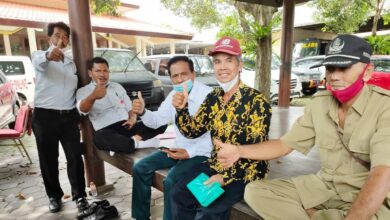 Para pelapor, tiga Kadus saat di Balai Bengong Polresta Banyuwangi, bersama Kuasa pendampingnya Ketum LSM Penjara-RI, E. Palgunadi. Senin (31/1/2022) sore.
