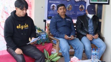 Suasana diskusi buku antologi puisi “Sumbu” karya alumni dan anggota Komunitas Seni Kuflet Padang Panjang, Ahad (27/2), di Padang Panjang. (Dok. Kuflet)