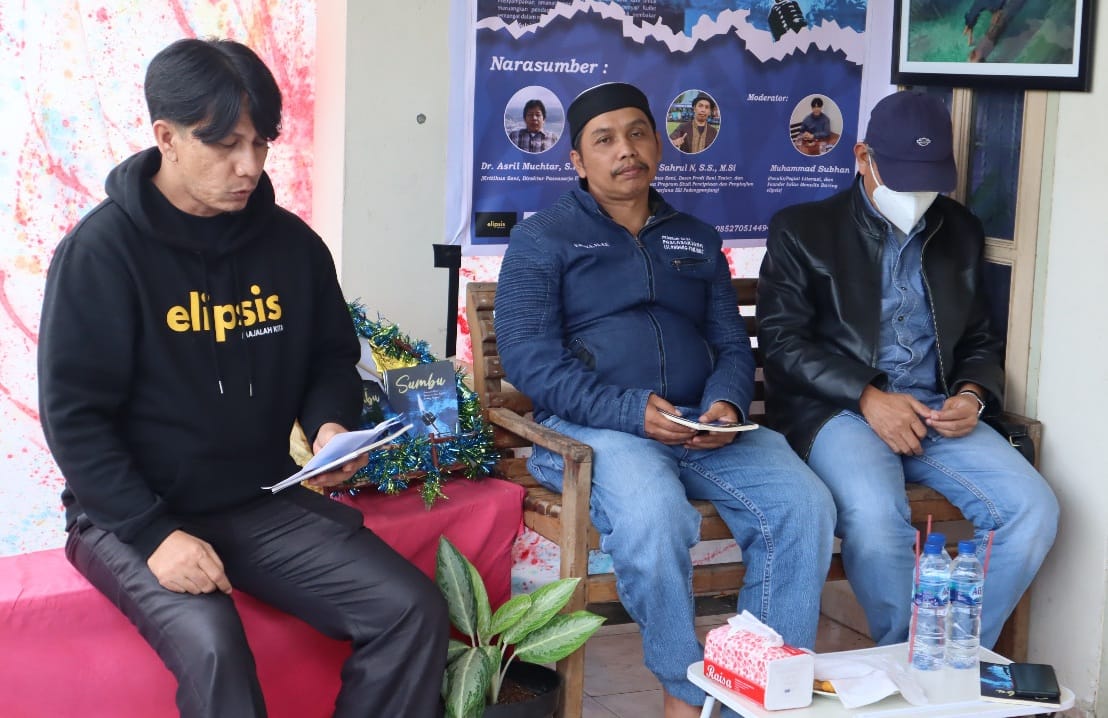 Suasana diskusi buku antologi puisi “Sumbu” karya alumni dan anggota Komunitas Seni Kuflet Padang Panjang, Ahad (27/2), di Padang Panjang. (Dok. Kuflet)