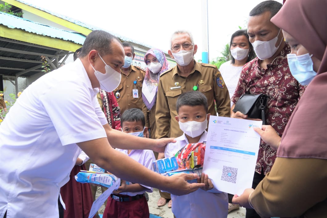 Bupati Batubara didampingi Kadis Kesehatan saat melakukan kunjungan, dan memberikan Sertifikat Vaksin di UPTD SDN 07 Brohol.