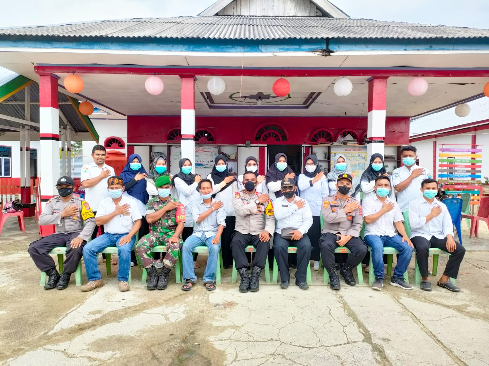 Ketgam: Pose bersama nakes, Wakapolres Baubau, Kompol Bahtiar bersama nakes, Kapolsek Mawasangka, Babinsa dan Camat Mawasangka