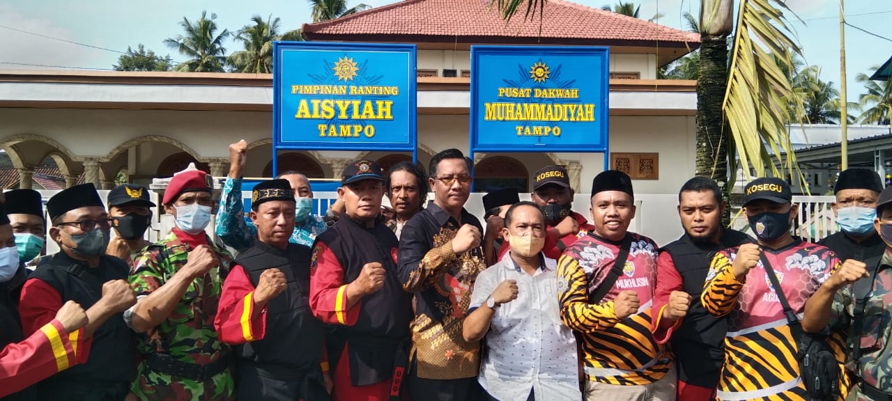Usai pemasangan papan nama muhammadiyah