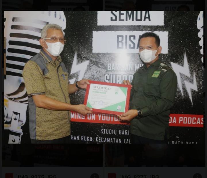 Kadis Kesehatan saat memberikan Penghargaan kepada Ketua BM Al-Ittihadiyah Batubara.