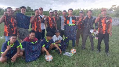 PAC PP Kecamatan Nibung Hangus saat memberikan bantuan bola dan kostum.