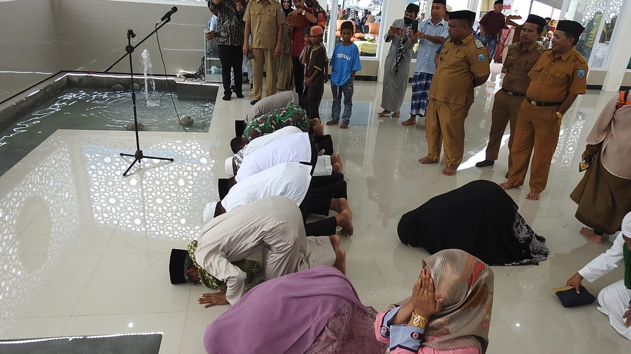 Ketgam: Sujud syukur yang dilakukan AKBP Purn Rafiuddin bersama Kerabat (H Hasan Basri) usai peresmian masjid