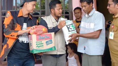 Ketua PAC PP Nibung Hangus bersama Pengurus KSJ Pusat, saat memberikan bantuan sembako terhadap korban kebakaran.