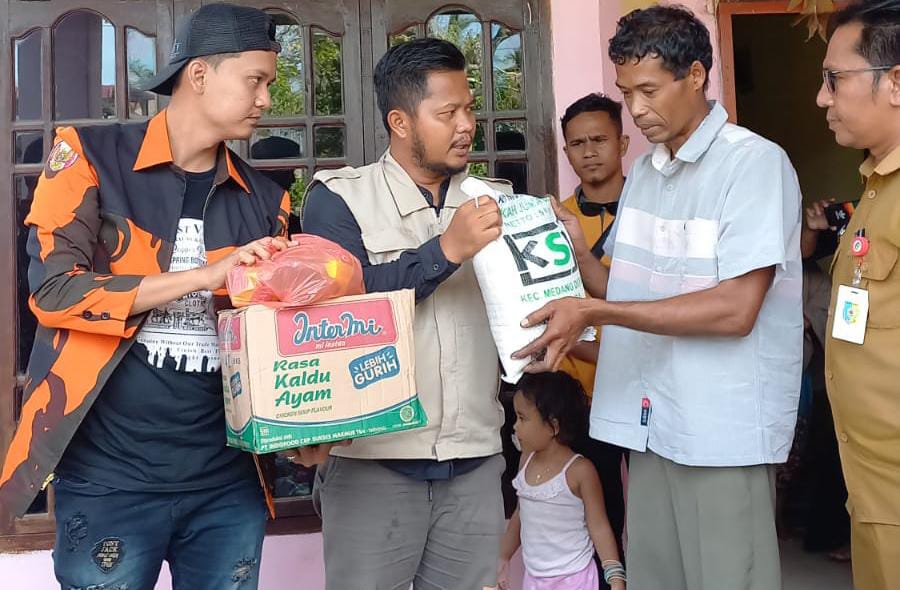 Ketua PAC PP Nibung Hangus bersama Pengurus KSJ Pusat, saat memberikan bantuan sembako terhadap korban kebakaran.