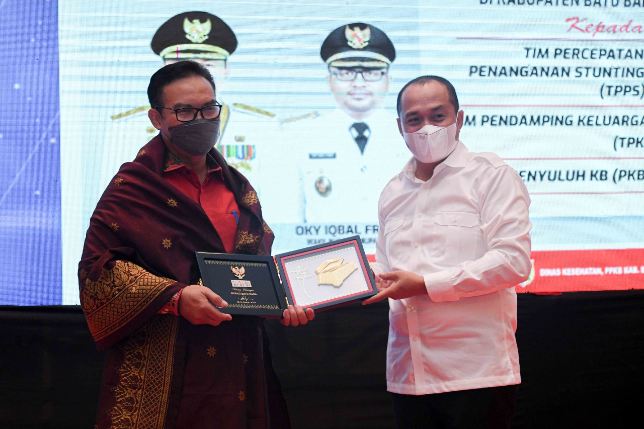 Bupati Batubara Ir. Zahir, M. Ap saat menerima kunjungan kerja Kepala BKKBN RI, DR. (H.C) dr. Hasto Wardoyo di Ballroom Inalum Kecamatan Sei Suka.