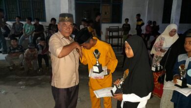 Ketua Yayasan Pendidikan Al-Ahmad Batubara Ustaz Mulyono saat memberikan piagam terhadap siswa yang mendapatkan juara.