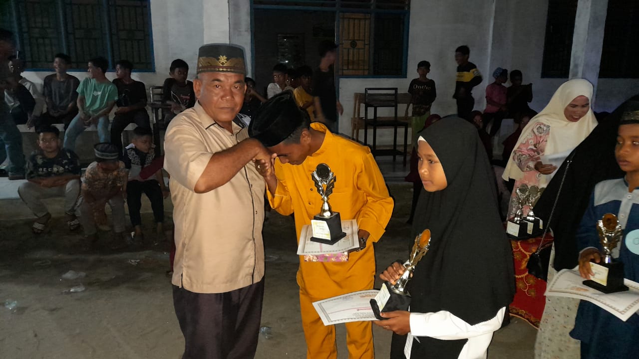 Ketua Yayasan Pendidikan Al-Ahmad Batubara Ustaz Mulyono saat memberikan piagam terhadap siswa yang mendapatkan juara.
